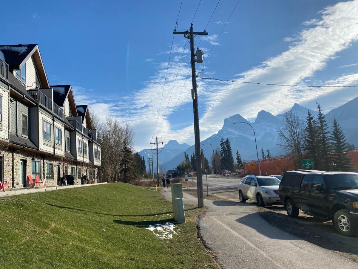 Brand New 2Br Condo With Outdoor Swimming Pool And Hot Tub Canmore Exterior photo