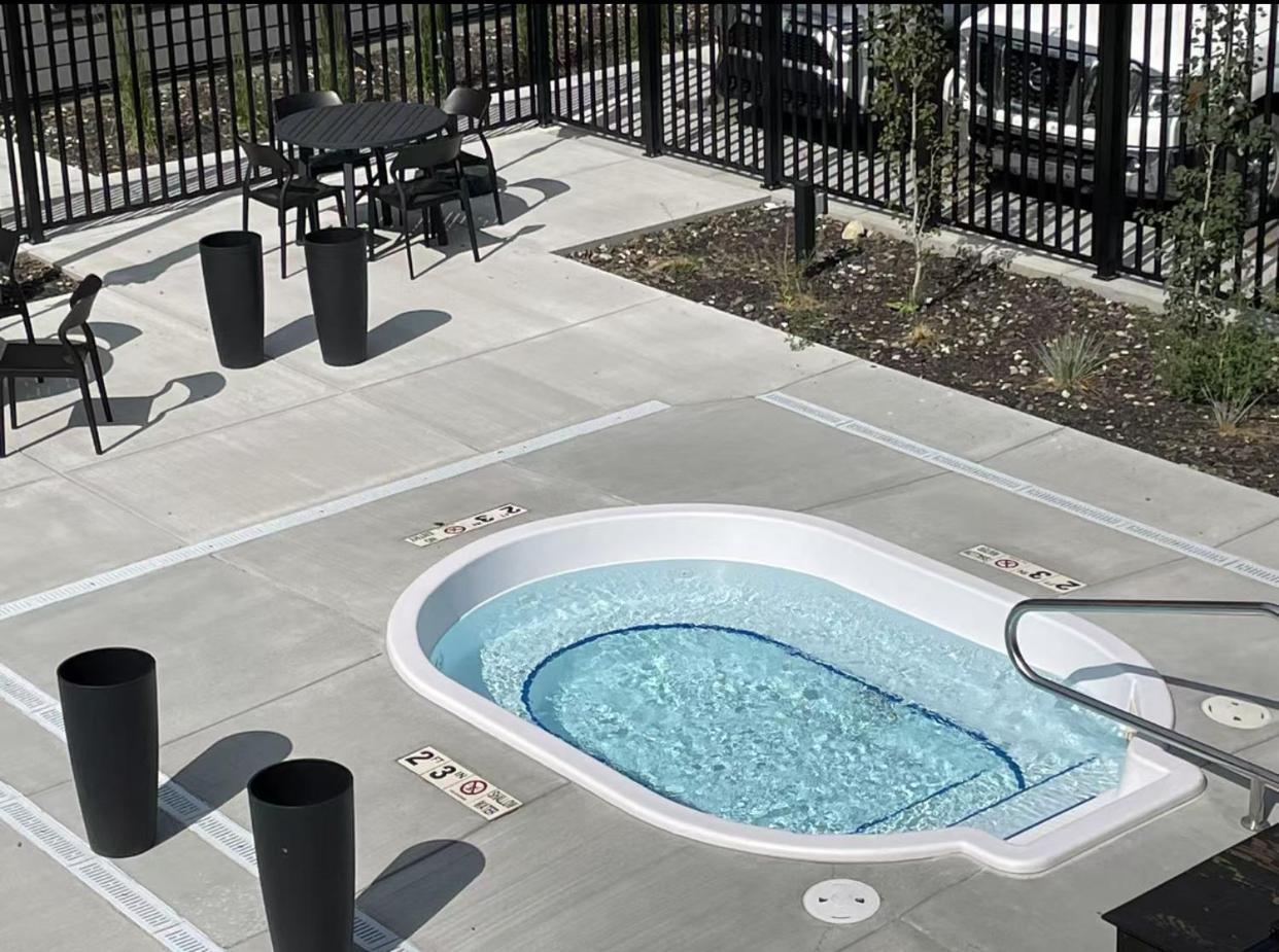 Brand New 2Br Condo With Outdoor Swimming Pool And Hot Tub Canmore Exterior photo
