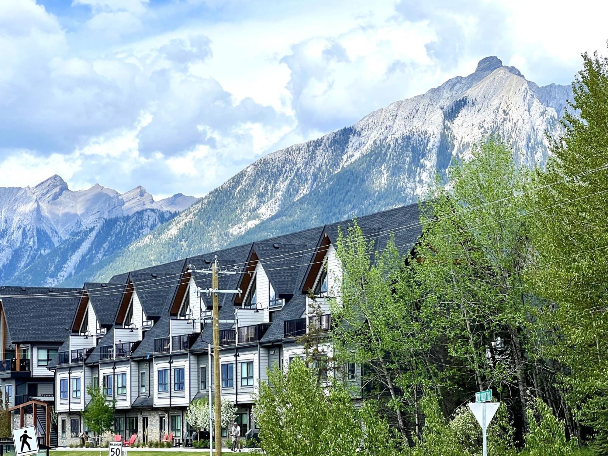 Brand New 2Br Condo With Outdoor Swimming Pool And Hot Tub Canmore Exterior photo