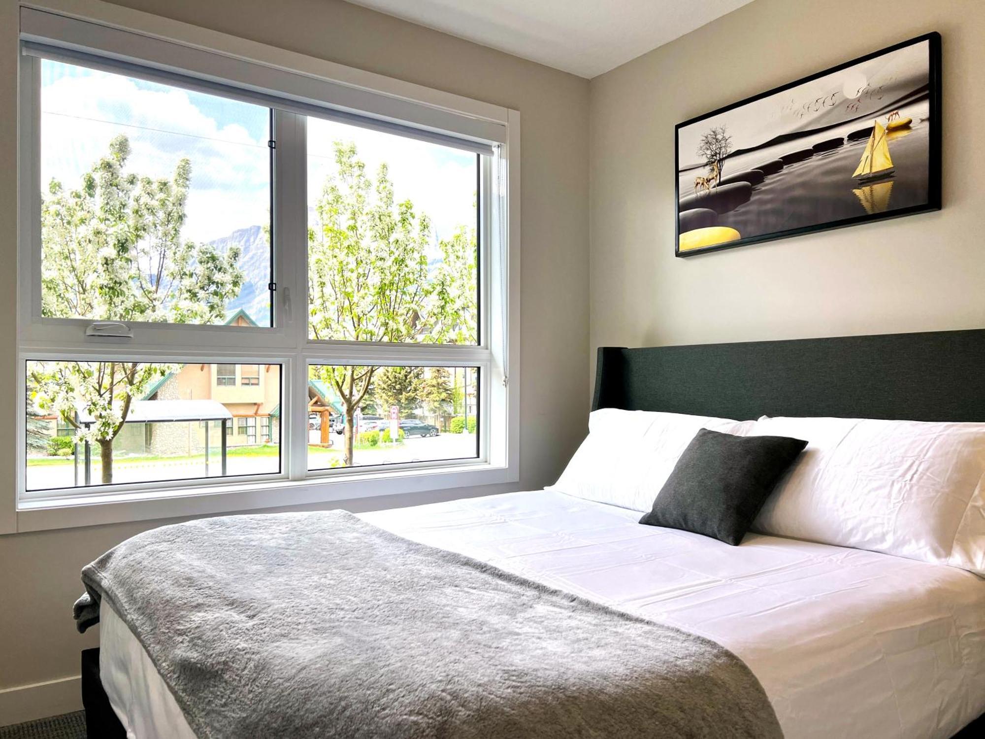 Brand New 2Br Condo With Outdoor Swimming Pool And Hot Tub Canmore Exterior photo