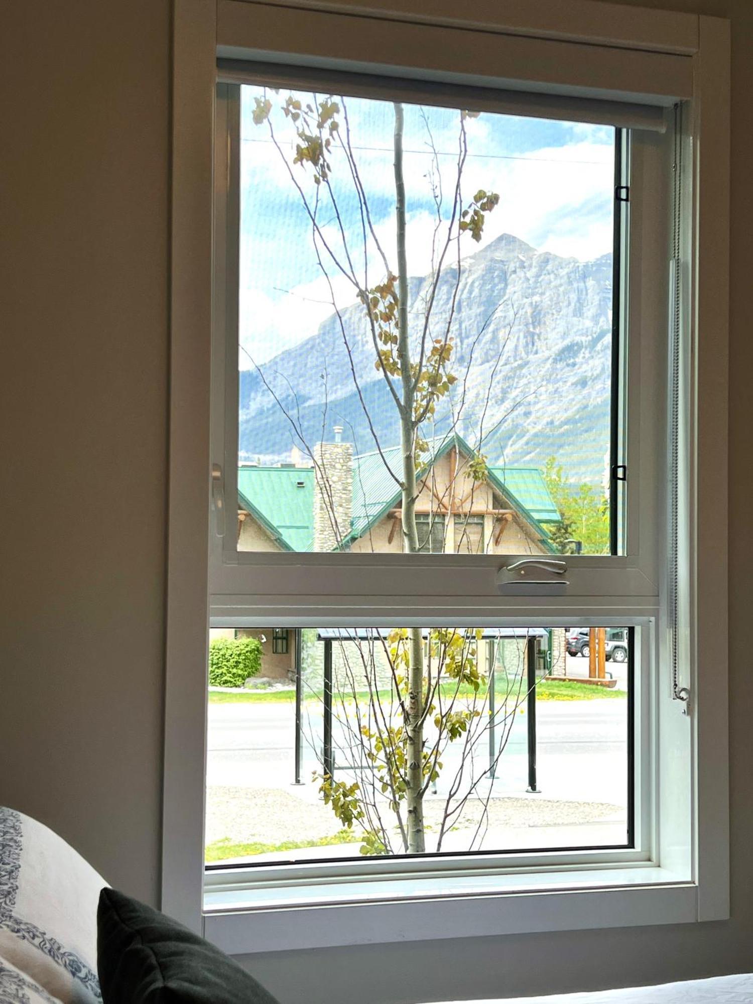 Brand New 2Br Condo With Outdoor Swimming Pool And Hot Tub Canmore Exterior photo