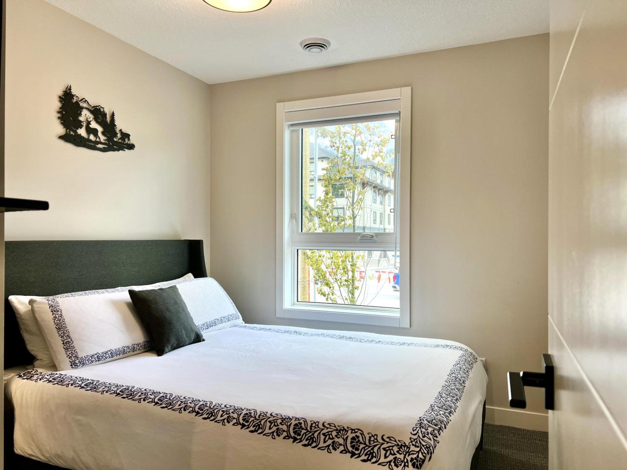 Brand New 2Br Condo With Outdoor Swimming Pool And Hot Tub Canmore Exterior photo