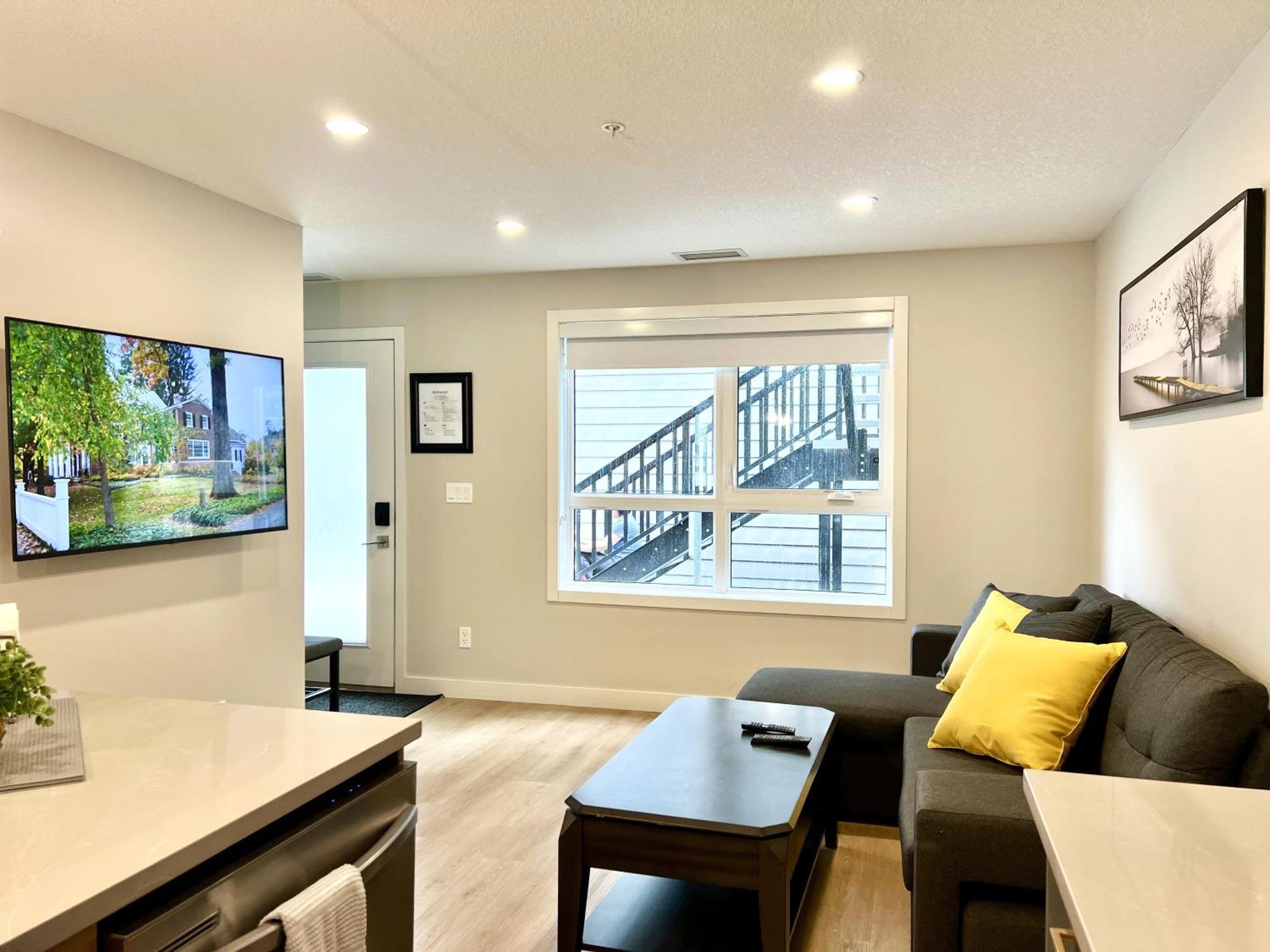 Brand New 2Br Condo With Outdoor Swimming Pool And Hot Tub Canmore Exterior photo