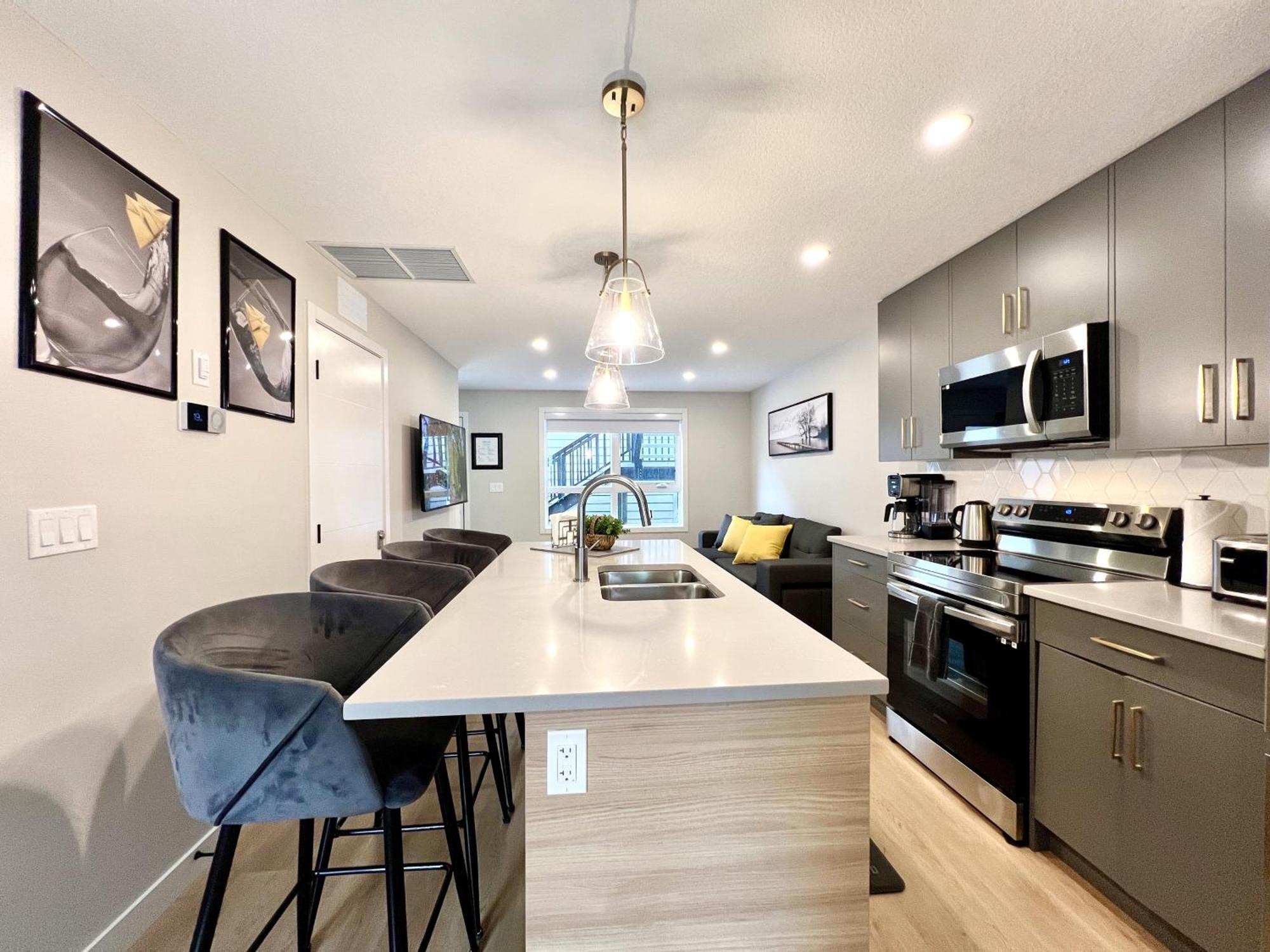 Brand New 2Br Condo With Outdoor Swimming Pool And Hot Tub Canmore Exterior photo