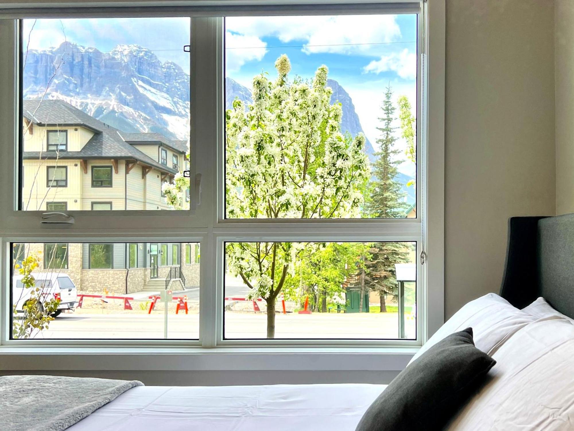 Brand New 2Br Condo With Outdoor Swimming Pool And Hot Tub Canmore Exterior photo